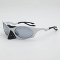 Gafas de sol deportivas futuristas plateadas con lentes grises y protector nasal - Montura Plateada Lentes Espejo Plata Blanca