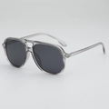 Lunettes de soleil aviateur gris fumé translucide avec verres polarisés en vue à 45 degrés - Monture Gris Clair Verres Gris