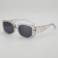 Lunettes de soleil carrées gris translucide avec finition géométrique facettée - Monture grise translucide Verres gris