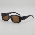 Lunettes de soleil carrées noires avec monture texturée et verres marron chic - Monture Noire Verres Thé