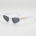 Occhiali da sole vintage bianchi cat-eye con catena punk dorata per uno stile di strada - Montatura Bianca Lenti Grigie