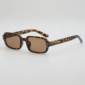 Lunettes de soleil carrées écaillées avec verres marron et accent d'étoile argentée chic - Monture Léopard / Verres Thé
