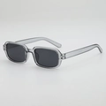 Lunettes de soleil rectangulaires gris translucide chic avec verres foncés et monture - Monture grise translucide Verres gris