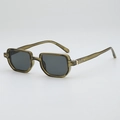 Moderne quadratische olivgrüne Sonnenbrille mit grauen UV-Gläsern und Metalldetail - Olivgrüner Rahmen Graue Gläser