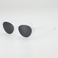 Lunettes de soleil œil-de-chat blanches avec verres foncés et rivets argentés, vue à 45 degrés - Monture Blanche Verres Gris