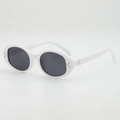 Lunettes de soleil ovales blanches avec verres foncés et accents métalliques en X dorés sur fond blanc - Monture Blanche Verres Gris