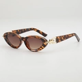 Cat eye sunglasses in brown leopard tortoiseshell with gold punk spike chain accents - Leopard Frame Gradient Brown Lens