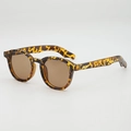 Retro-Sonnenbrille in Schildpatt-Optik mit braunen Gläsern und Nieten im 45-Grad-Winkel - Leoparden-Rahmen / Teebraune Gläser