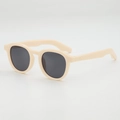 Retro-Sonnenbrille mit beigen runden Rahmen und dunklen Gläsern aus einem 45-Grad-Winkel - Beiger Rahmen Graue Gläser
