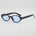 Occhiali da sole ovali neri con lenti azzurre e rivetti a stella in stile Y2K - Montatura Nera Lenti Blu