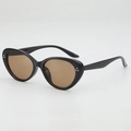 Occhiali da sole cat-eye neri classici con lenti marroni e rivetti in argento - Montatura Nera Lenti Tè