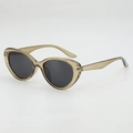 Occhiali da sole cat-eye con montatura ambra traslucida e lenti grigio scuro - Verde Oliva Grigio