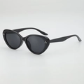 Occhiali da sole cat-eye neri con rivetti argentati e lenti polarizzate grigio scuro - Montatura Nera Lenti Grigie