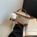 Dettaglio della borsa in denim con cuciture a contrasto, manici in pelle e charm - Marrone