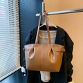 Borsa tote in pelle PU marrone con design a pieghe e fibbia in metallo decorativa - Senza Ciondolo / Cachi