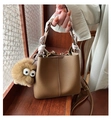 Sac seau marron grainé avec poignée en foulard de soie et pendentif peluche original - Sans Pendentif / Marron