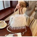 Détail du sac à main en peluche blanc cassé avec chaîne de perles et accents dorés - Peluche Longue Beige