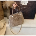 Détail d'un sac à main en peluche avec perles élégantes et bandoulière dorée - Peluche Courte Marron