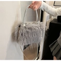 Détail de la texture en peluche grise avec anses en perles et bandoulière chaîne dorée - Peluche Longue Gris