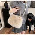 Détail du sac en fausse fourrure crème avec bandoulière en perles et poignées élégantes - Peluche Courte Kaki