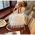 Dettaglio della borsa a mano in peluche bianco crema con perle e tracolla a catena d'oro - Peluche Lungo Beige