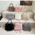 Détail de sacs bandoulière en peluche de neuf couleurs avec perles et chaîne dorée - Peluche Courte Gris