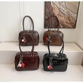 Detailed display of vintage tote bags in dark brown, light brown, burgundy, and black finishes - Coffee With Pendant