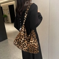 Bolso bandolera grande de lona con estampado de leopardo y etiqueta de marca - Leopardo Café