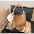 Sac seau en cuir grainé marron clair avec anse en foulard et pompon en peluche - Sans Pendentif / Kaki