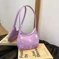 Lila halbmondförmige Nylon-Schultertasche mit dekorativen weißen Perlenquasten für Damen - Lila