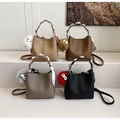 Sac seau minimaliste en quatre couleurs avec poignée foulard et charme en peluche - Avec Pendentif / Noir