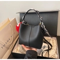 Sac seau en cuir noir avec poignée foulard en soie et pompon rouge dans sa boîte cadeau - Sans Pendentif / Noir