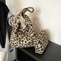 Bolso tote de felpa con estampado de leopardo y monedero a juego en piel sintética suave - Caqui (Conjunto de 2 Piezas)
