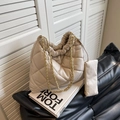 Sac fourre-tout beige matelassé avec chaîne dorée et pochette zippée assortie - Blanc Cassé