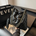 Bolso acolchado negro con cadena dorada y un pequeño monedero con cremallera a juego - Negro