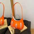 Borsa a mezzaluna in nylon arancione vivace con nappine di perle bianche alla moda - Arancione