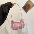 Borsa a tracolla in nylon rosa a forma di mezzaluna con frange di perline e cinturino - Rosa