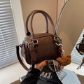 Borsa a mano Boston in ecopelle marrone scuro con ciondolo a orso e tracolla - Rosso