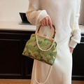 Bolso bordado verde con diseño de grulla, asa de bambú y cadena de perlas elegante - Verde