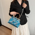Bolso bordado azul lago con diseño de grulla, asa de bambú y correa de perlas - Azul