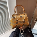 Bolso bordado vintage con diseño de grulla, asa de bambú y cadena de perlas finas - Dorado