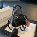 Borsa a cilindro nera con ciondolo intrecciato e tracolla regolabile per donna - Nero