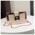 Sac boîte rectangulaire à paillettes roses avec coins dorés et bandoulière chaîne - Rose