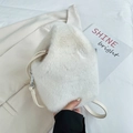 Schicke weiße Kunstpelz-Schultertasche mit Plüschtextur und Riemen für Herbst und Winter - Weiß
