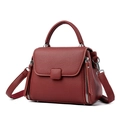 Elegante bolso bandolera granate de piel con diseño litchi y detalles de cremallera plata - Rojo