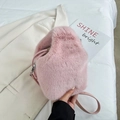 Rosa Eimerbeutel aus Kunstpelz mit Lederriemen und Silberschnalle für Herbstmode - Rosa
