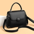 Elegante bolso bandolera de cuero negro granulado con asa superior y detalles de cremallera - Negro