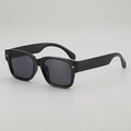 Gafas de sol cuadradas negras clásicas con remaches plateados y lentes gris oscuro - Montura Negra Lente Gris