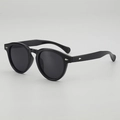 Lunettes de soleil rondes noires classiques avec rivets fléchés argentés et fini poli - Monture Noire Verres Gris