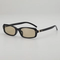 Gafas de sol rectangulares retro, montura negra, lentes marrones y remaches dorados - Montura Negra Lentes de Té